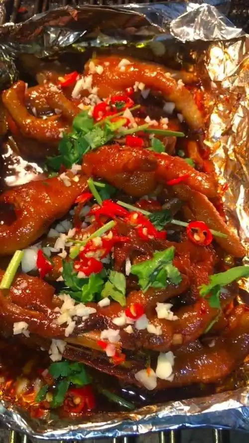 这个是最近很火的锡纸烤鸡爪,我觉得特别好吃
