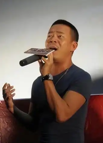 孙浩:26岁上春晚走红,得罪杨坤20年不说话,55岁至今未婚没孩子