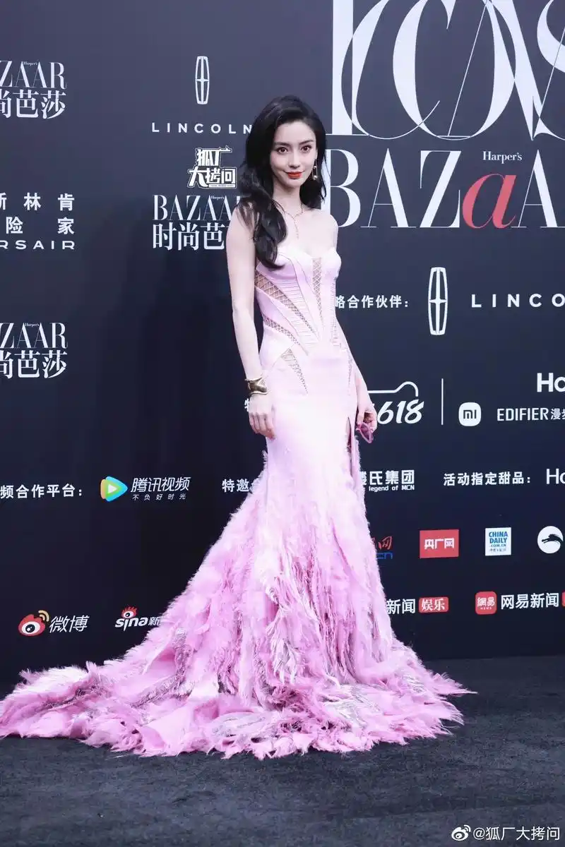 芭莎盛典女星红毯大比拼,赵丽颖杨紫热巴等,你觉得谁赢了?