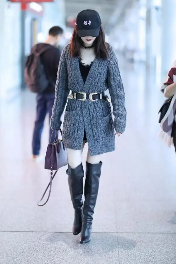杨幂最新机场街拍 过膝长靴穿上瘾_明星街拍_女模网
