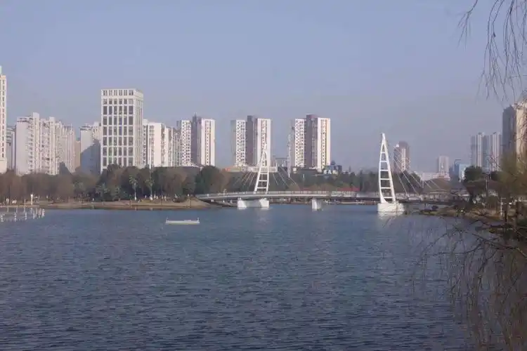 写美篇         正月初一阳光明媚,我和老伴游览了白马湖文化公园