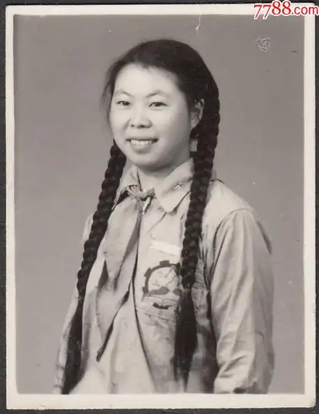 戴红领巾的大辫子美女女生注意尺寸