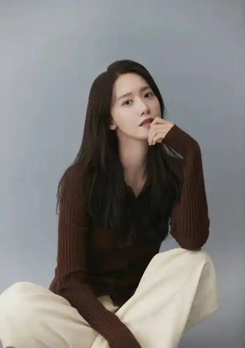 卡其色长裙知性优雅,32岁依旧有少女感_林允儿_魅力_设计