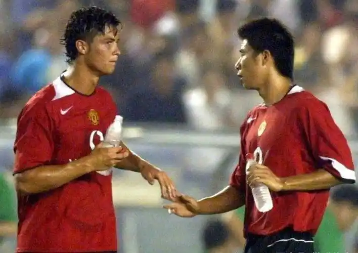 足球运动员的jj(气炸!国足这一幕无比尴尬 白斩鸡身材暴露无遗|图)