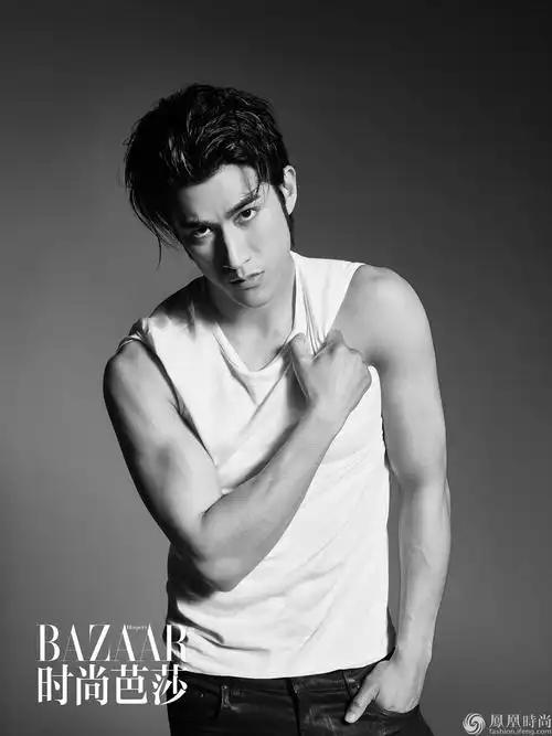 李治廷型酷写真曝光完美身材大玩"眼神杀"