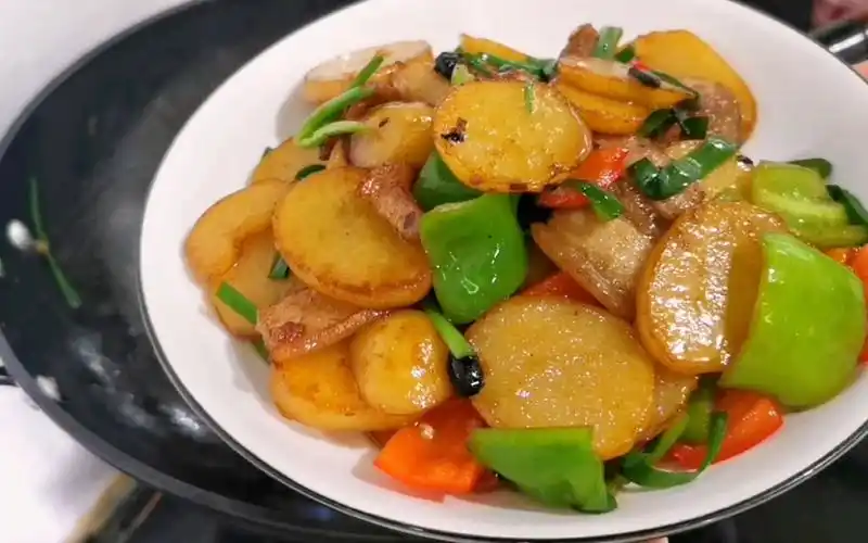 不点外卖自己做饭第34天,土豆回锅肉,最近要经常吃土豆了,妈妈寄来了