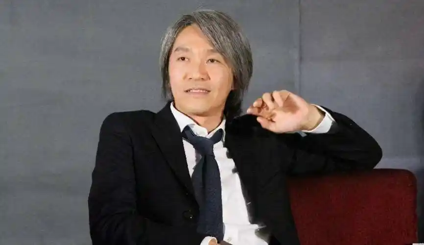 周星驰现状 周星驰头发已经全白