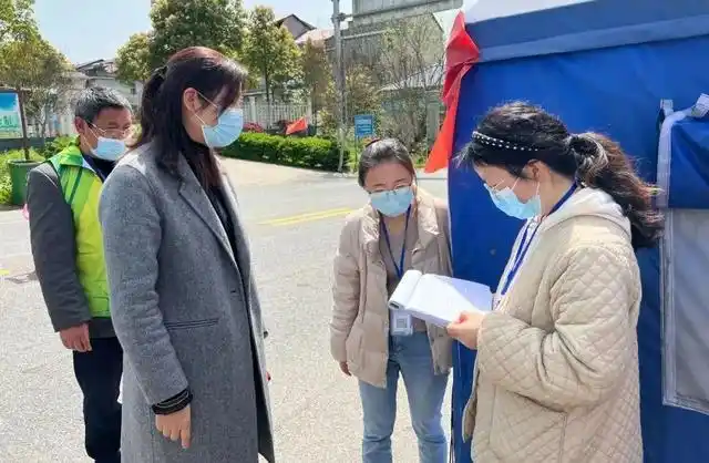 3月28日,慈利县委常委,县纪委书记,县监委主任徐薇到金慈小学,硒农园