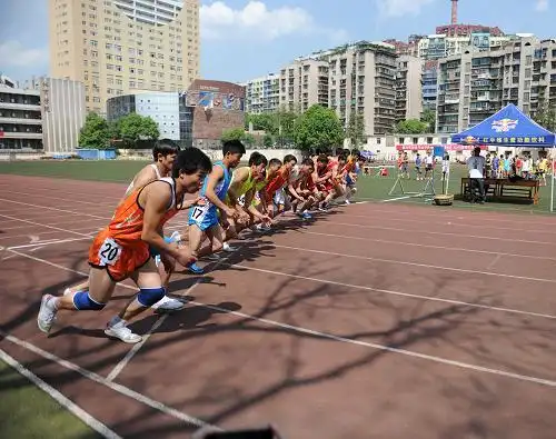 4月18日,考生在800米跑测试中.新华社发 (陶亮 摄)