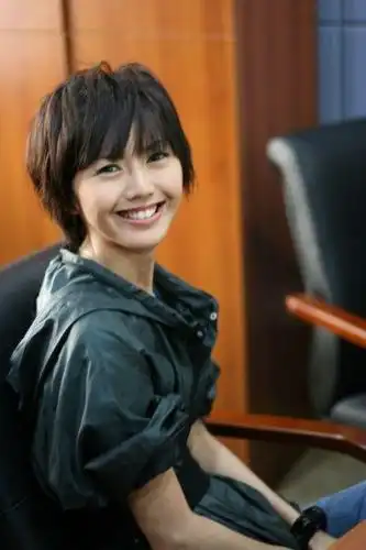 匿名用户7级 2009-08-11 回答 孙燕姿那种短发,或者是卷发,是那种小