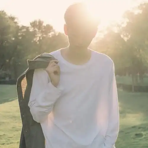 逆光白衫男子头像