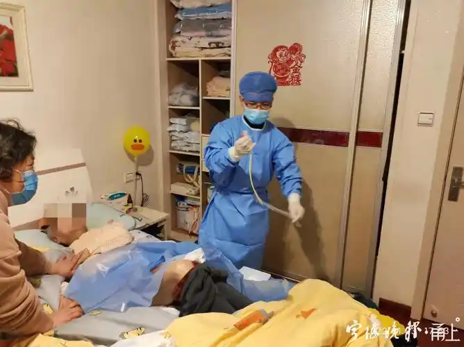 战疫手拉手#90岁瘫痪老人更换了尿管,集卡车司机喝上了热水……甬上