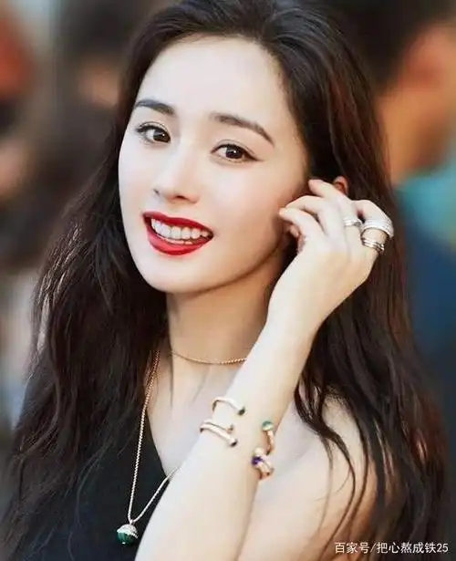 杨幂涂牛血液口红是超级复古白色,并且光环充满御姐范