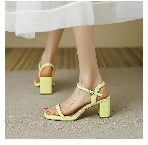 路蒙卡帝remcaoti品牌女鞋一字带凉鞋年女新款夏季米白色气质百搭粗跟