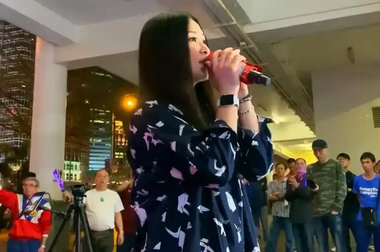香港街头美女翻唱陈百强经典偏偏喜欢你这是真正的粤语经典