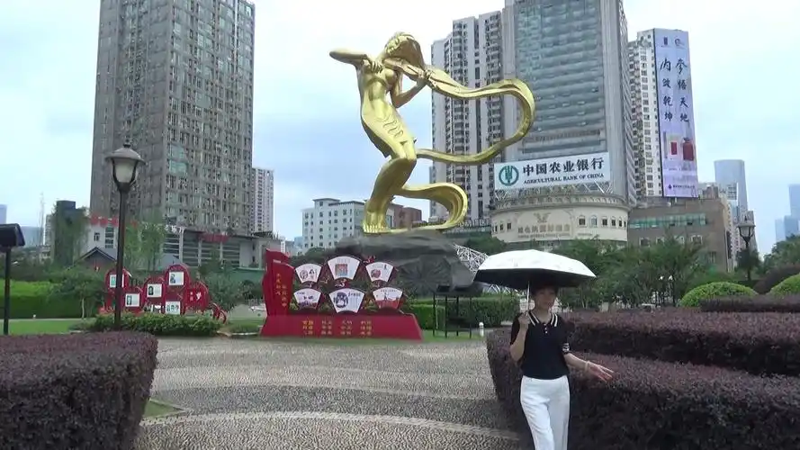 湖南省长沙市芙蓉中路芙蓉广场暨芙蓉姐姐长发飘香风光(字幕版)