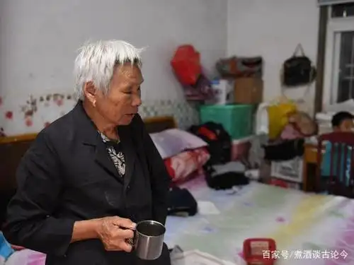 可怜天下父母心 中国高考镇陪读家长的生活 有人忙做工有人忙摆摊