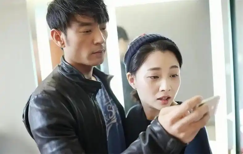 2019年7月,38岁的李光洁在微博上公布了结婚喜讯,对象是小自己10岁的