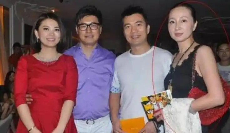 黄健翔被辞职的原因(足球名嘴黄健翔,为什么在妻子重病时提出离婚?