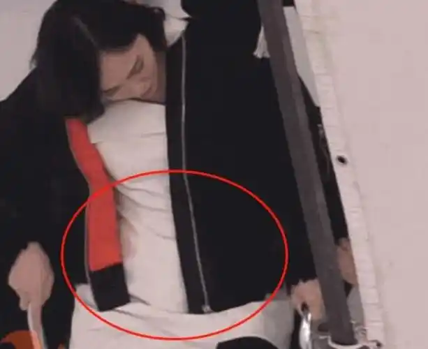 网友曝出唐嫣9月份在《燕云台》剧组拍戏的画面 小腹平坦并不像怀孕的