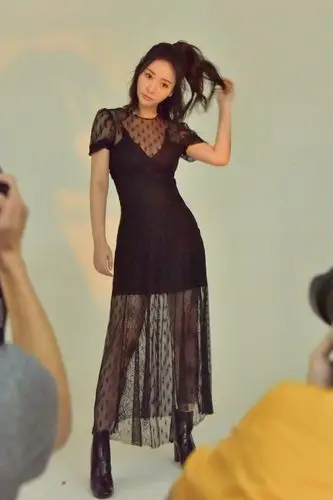 柳岩蕾丝黑裙娇俏性感 手舞足蹈如精灵舞动