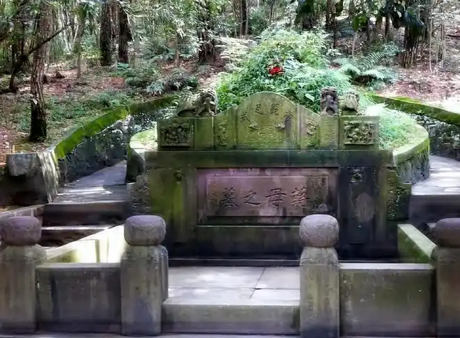 蒋介石父母为何葬在两处蒋母之墓豪华雄伟蒋父之墓荒凉简陋