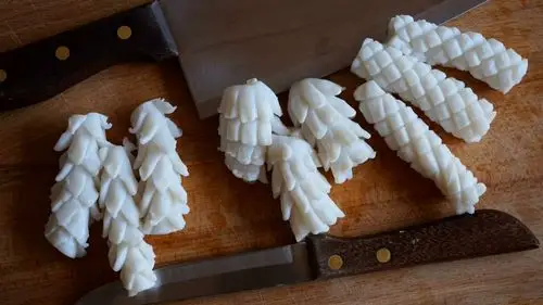 鱿鱼的三种花刀,既好看又能让鱿鱼更入味的三种简单切法!_美人鱼