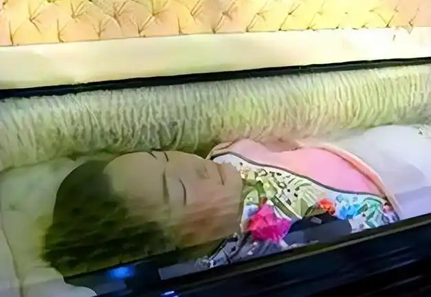 (邓丽君死亡照片)尽管最终将邓丽君送到了医院,但因为错失最佳抢救