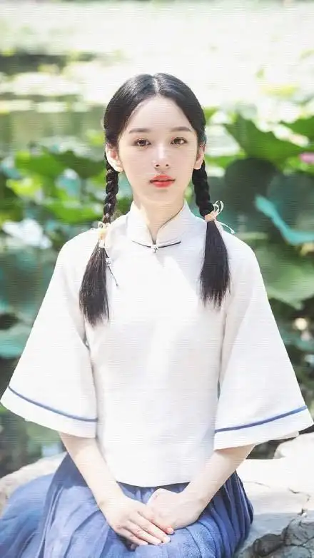 当女演员穿上民国学生装,韩雪端庄大方,佟丽娅典雅,你最中意谁