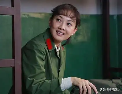 和冯巩演小品的女演员(一路走来牛莉是幸运的也是不幸的)