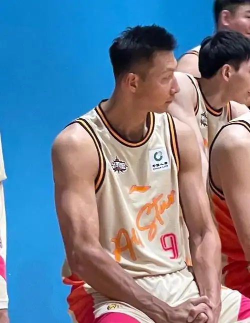 易建联肌肉多恐怖?全明星的这张图 是他十多年自律的结果_腾讯新闻