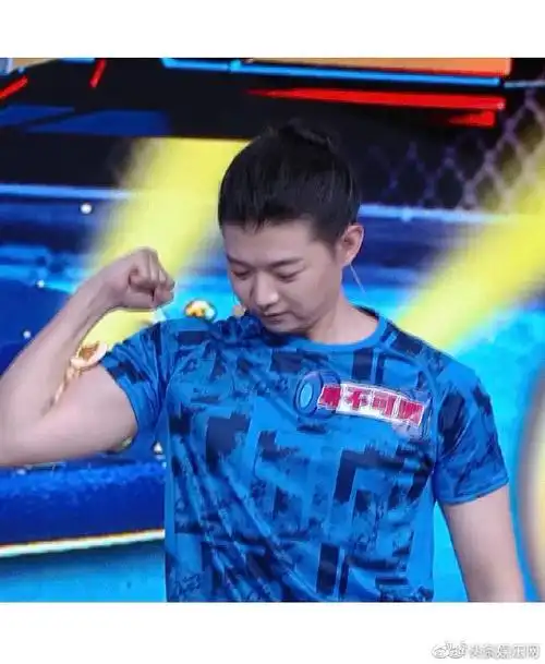 夹苹果vs凌潇肃夹苹果#原来霍尊之前上节目,把苹果夹断展示肌肉环节