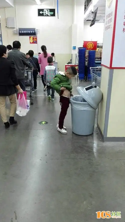 沃尔玛男孩尿急当众脱裤直接把这个当厕所,社友居然说ji智