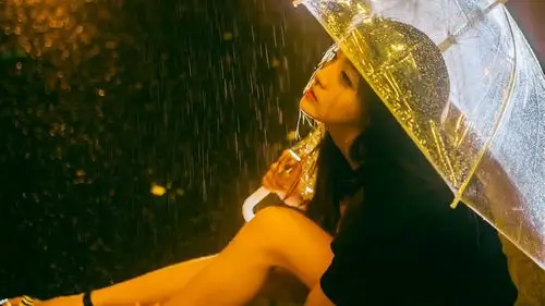 雨中伤感撑伞女孩图片27