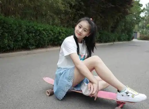 12岁森碟也长大了!t恤搭短裙变身滑板少女,真是肤白貌美大长腿