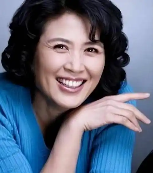 张英入行已有30多年,是国家话剧院的一级演员.