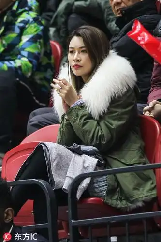 cba新疆vs同曦 李根妻子场边观战嘟嘴卖萌