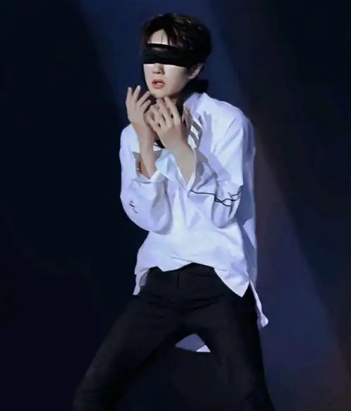找了好久的王一博蒙眼跳舞图,全套来了_高清图集_新浪网