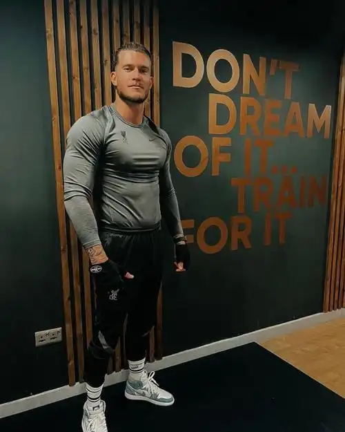 好个壮小伙94卡里乌斯晒照,上半身肌肉线条瞩目