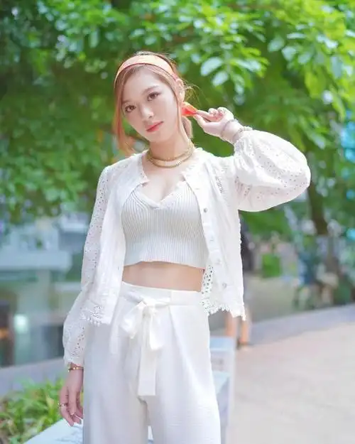 冯盈盈回应被指参加富豪派对钓金龟:都是有钱人找我,我也没办法