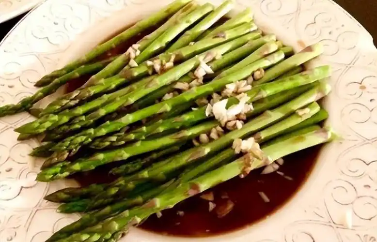 芦笋作为春天的美食代表,以其安心养神,助眠的功效和鲜嫩可口的口感