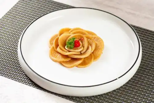 摆成花状的萝卜片 摆盘