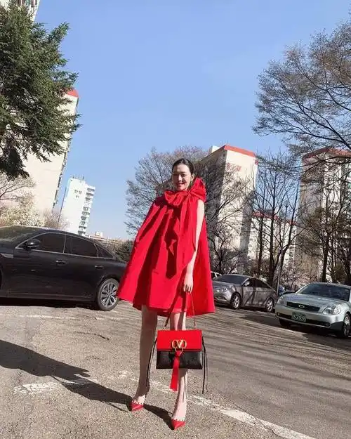 崔雪莉全身包一块红绸布,成行走的"礼物",一双甘蔗腿太加分了