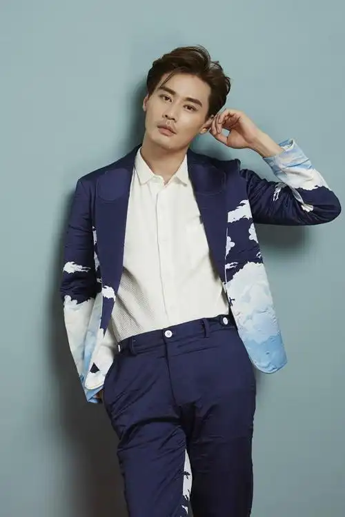 p data-id="gncoft38e8">程枫,原名程皓枫,1976年12月10日出生于上海