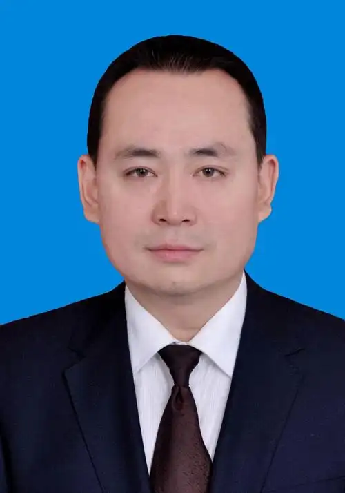 在职研究生学历(北京科技大学行政管理学专业),此前担任瓜州县委书记