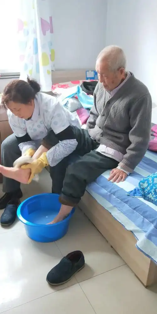 星期一护理流程给老人洗头,洗脚,剪指甲,更换衣服