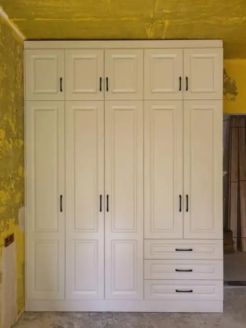 所以对于我来说定制衣柜我需要确定的就是颜色和款式,师傅约了上门量