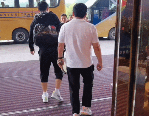 有球迷发现,随队出发的许昕行动不便,一瘸一拐