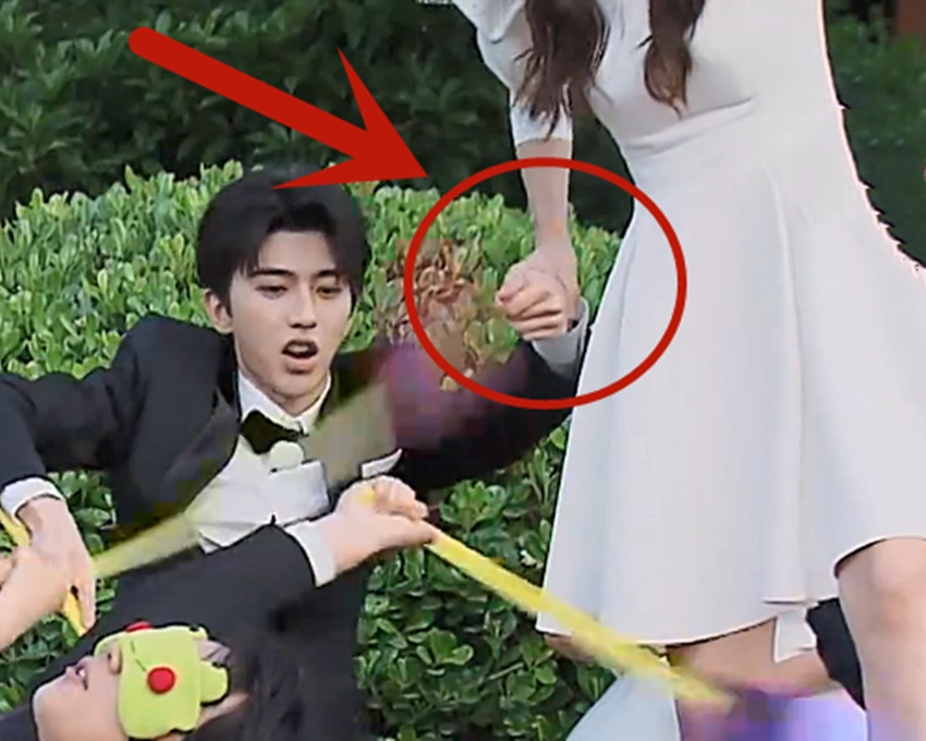 从照片中可以看出,虽然蔡徐坤牵着baby的手,但是并不是传统的手牵手