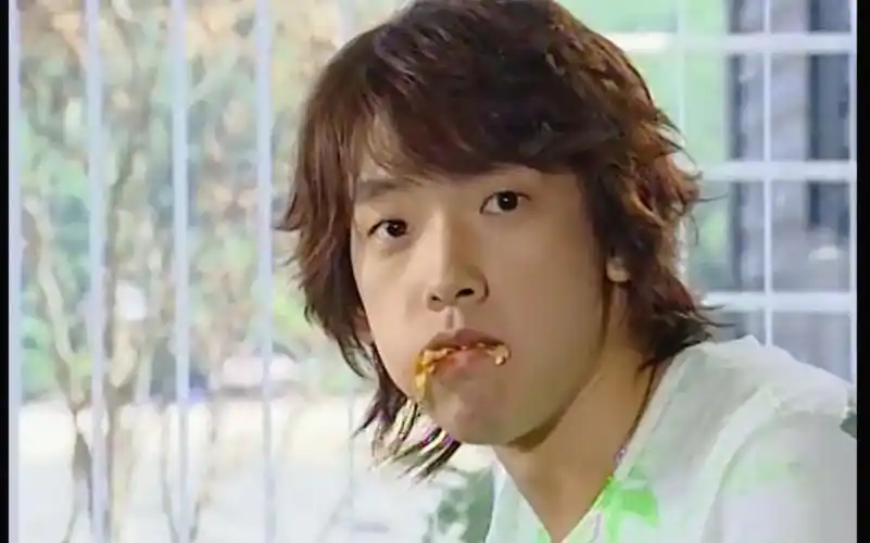 浪漫满屋李英宰一个人在家吃狗粮